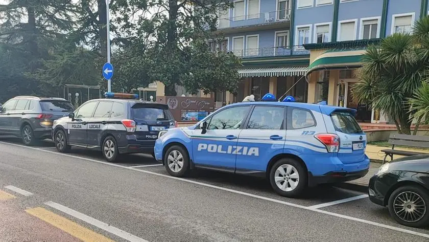 La polizia durante i controlli negli alberghi