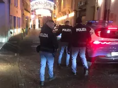 La polizia mentre ferma un ragazzo in via Manin la notte dell'aggressione