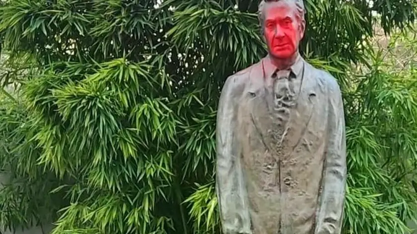 La statua di Aldo Moro vandalizzata nel gennaio 2024