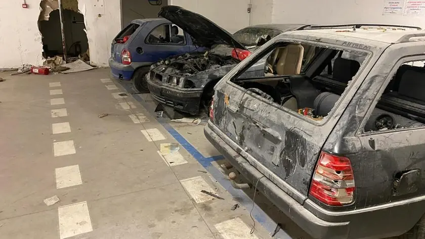Auto distrutte e muri sfondati a colpi di estintori