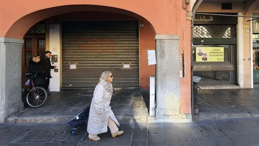 A sinistra il "Pilar" e a destra il bar “Piazza dei Signori”, entrambi hanno chiuso per sempre