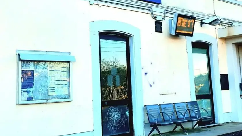 La stazione con i segni del passaggio dei vandali