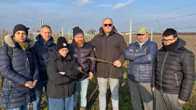 La consegna delle cinquanta barbatelle alla famiglia Marchelle