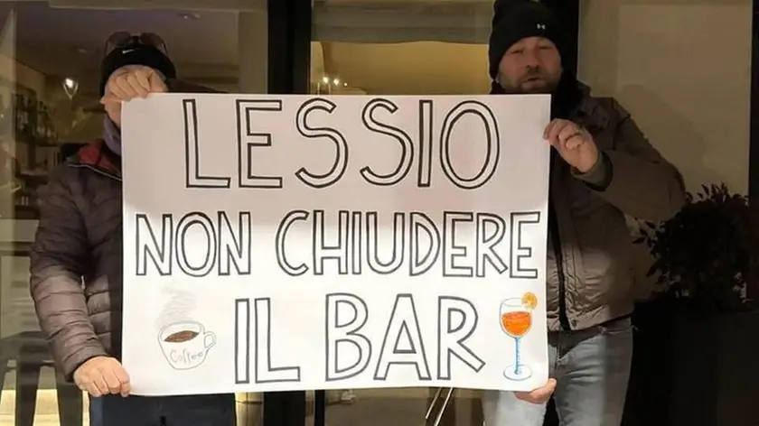 Il cartello fuori dal bar