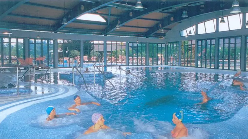 La piscina di un albergo a Montegrotto