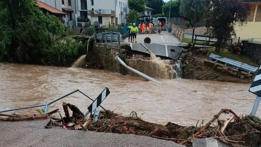 Un ponte spazzato via dalla corrente del torrente Liveron in piena a Malo (Vicenza), 16 maggio 2024