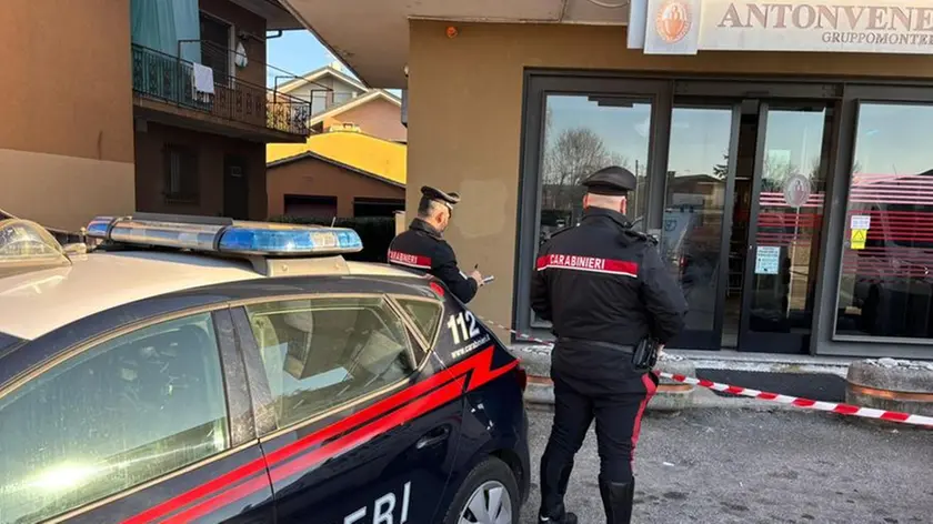 I carabinieri di fronte allo sportello Bancomat della filiale Mps di Santa Giustina in Colle