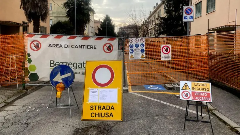 L'inizio dei lavori in via Cabrini