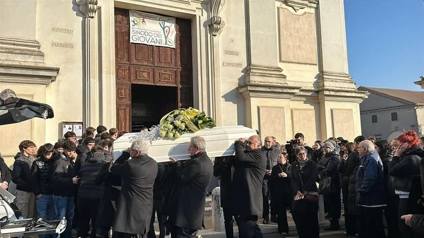 Il funerale della 17enne (foto Piran)