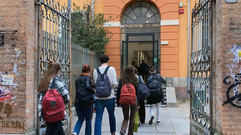 L’ingresso di alcuni studenti delle superiori a scuola