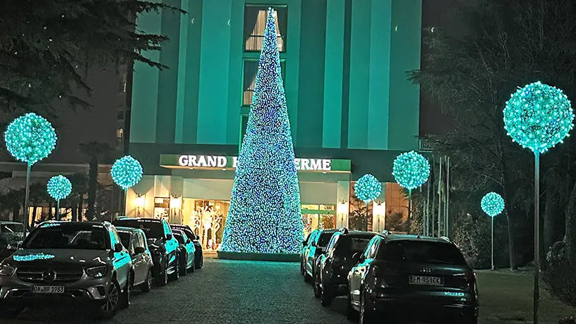 Un hotel termale adobbato per il Natale