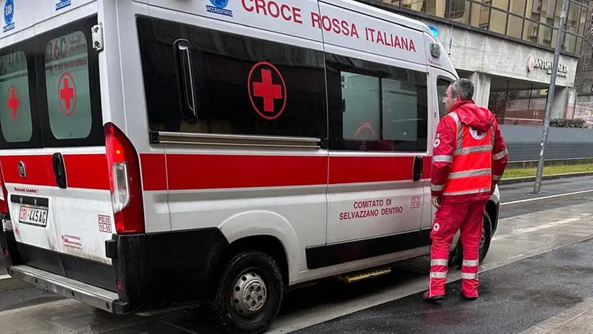 L’ambulanza in via Gozzi dove è avvenuto l’infortunio