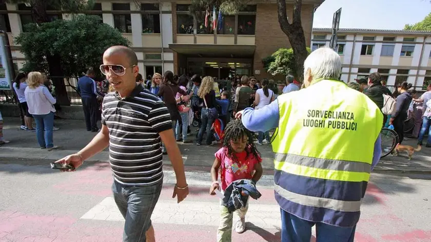 Un nonno vigile all’uscita di una scuola all’Arcella