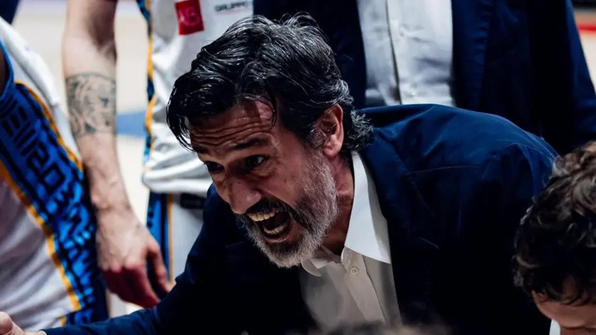 Pierluigi Brotto in un timeout della Vanoli Cremona