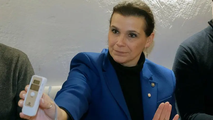 Federica Luni con l'etilometro