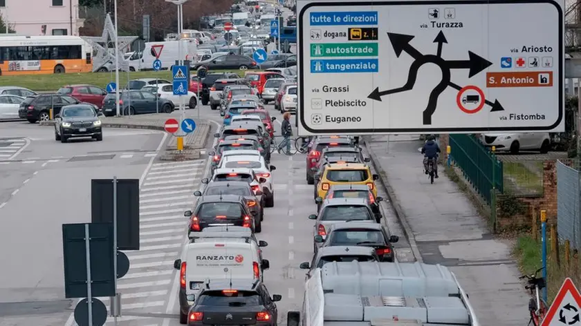 Un ingorgo alla Stanga con decine di auto incolonnate