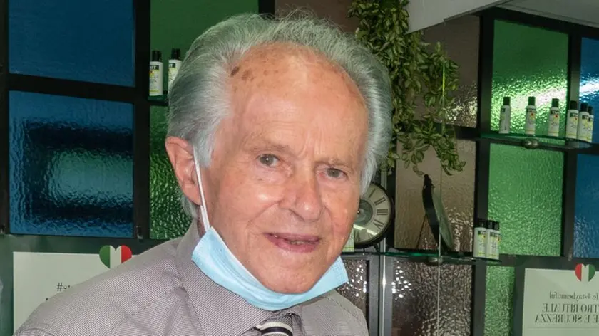 Il barbiere Arturo Busso nel suo salone