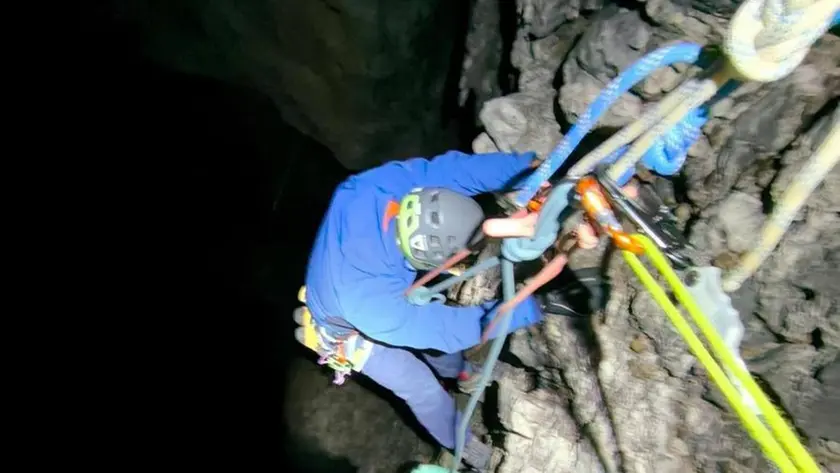 Una fase del salvataggio dei tre giovani rimasti bloccati sui Lastoi de Formin la notte di San Silvestro