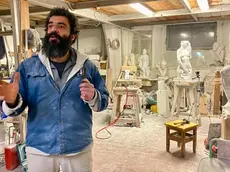 Elias Naman, giovane artista siriano diplomato all'Accademia di Cararra nella sua bottega