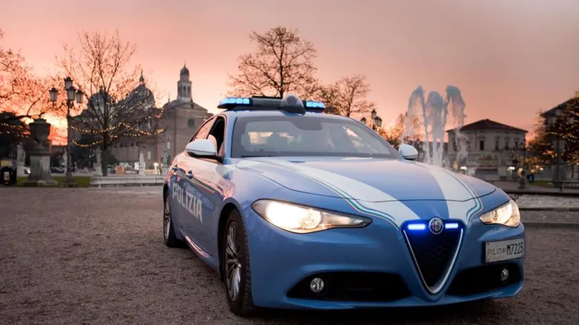 Una volante della polizia in Prato della Valle