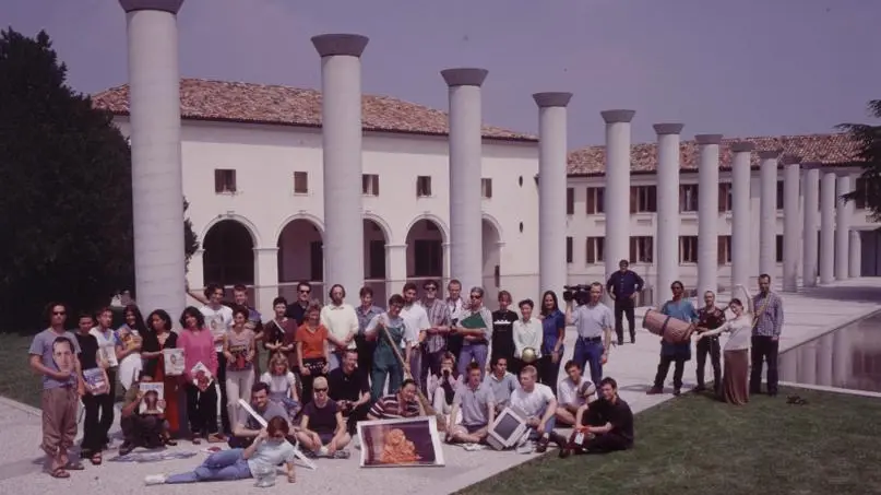 Una vecchia foto con i creativi di Fabrica, a Villa Pastega, Villorba