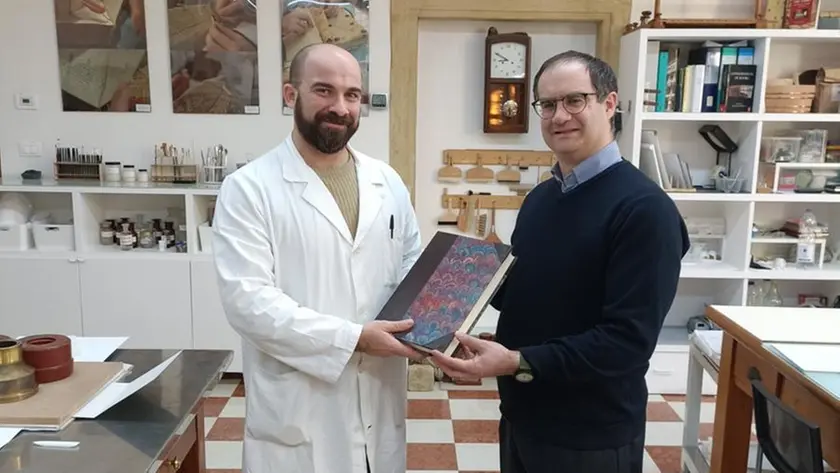 Alberto Benato del laboratorio di Praglia con Giulio Osto: la consegna del volume