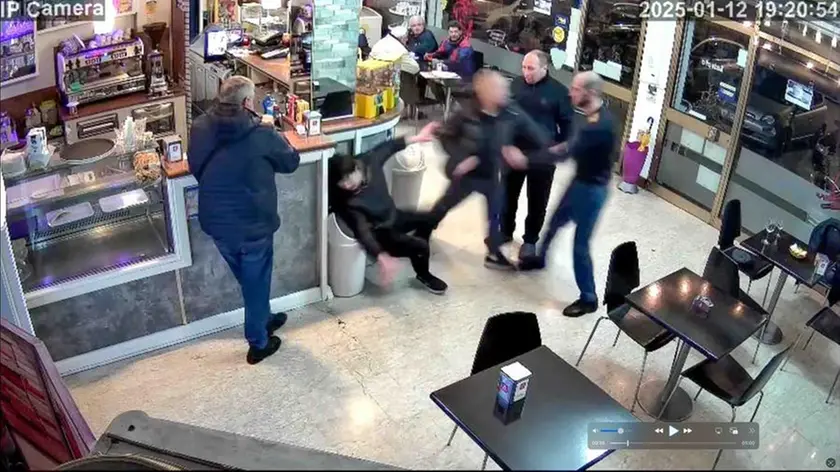 Il momento dell'aggressione al barista a Tencarola