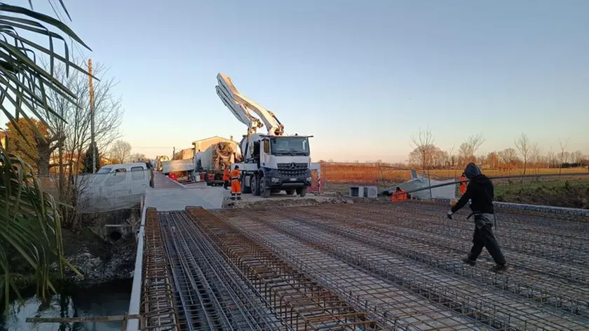 I lavori sul ponte sulla roggia Contarina a Due Albere
