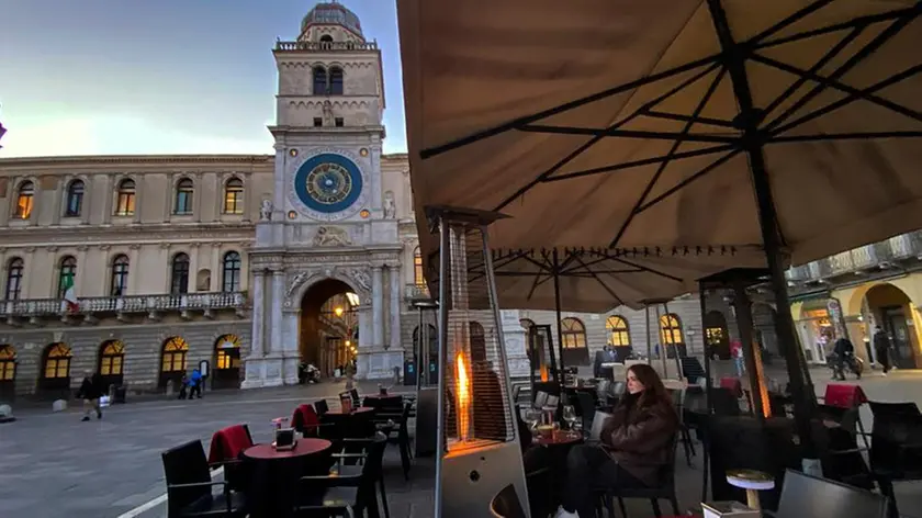 Plateatici in piazza dei Signori a Padova