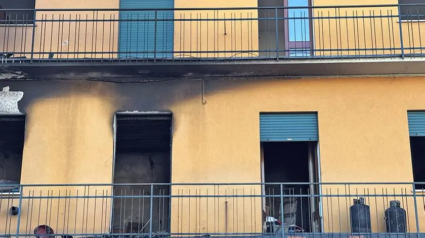 L'appartamento in fiamme