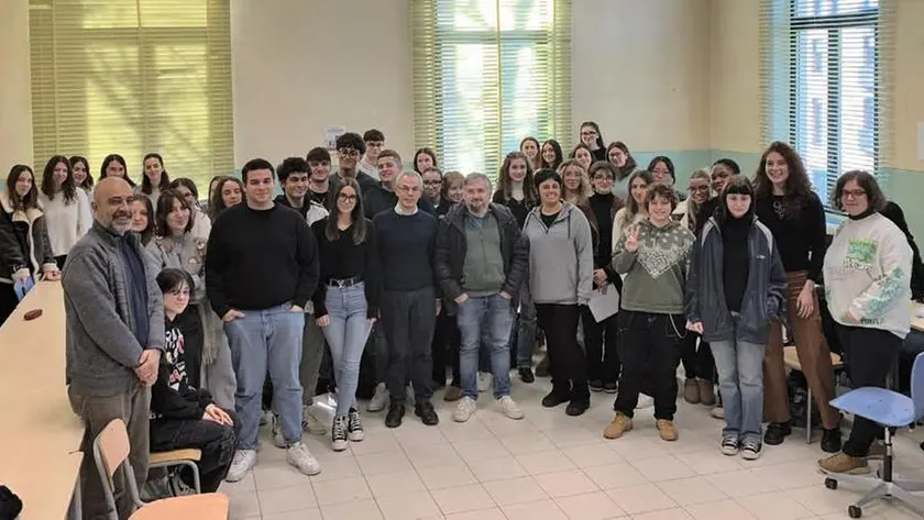 I 58 studenti e i sette docenti dell’istituto Valle che hanno partecipato al progetto per raccontare la Resistenza oggi