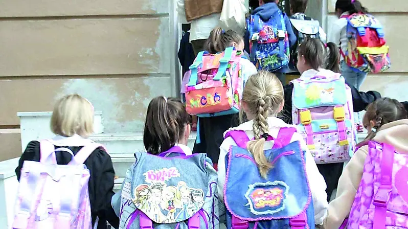 Un gruppo di bambini all’ingresso di scuola