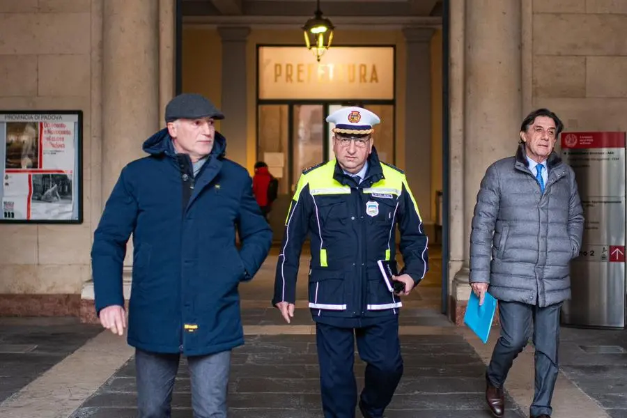 L’assessore Diego Bonavina, il comandante della Polizia locale Lorenzo Fontolan e il sindaco Sergio Giordani (Foto Edoardo Fioretto)