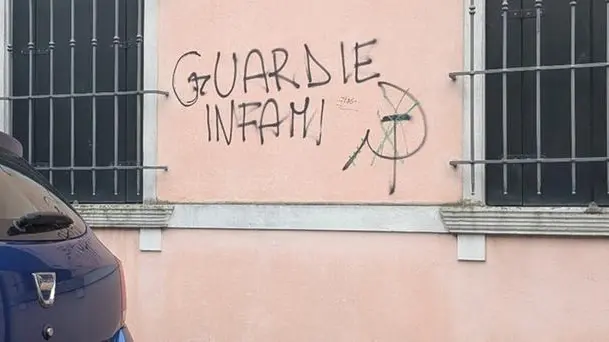 La scritta in via Tiepolo