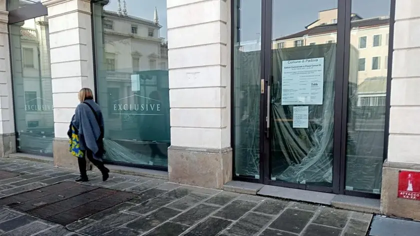 I lavori in corso nello stabile tra piazza Cavour e via VIII febbraio