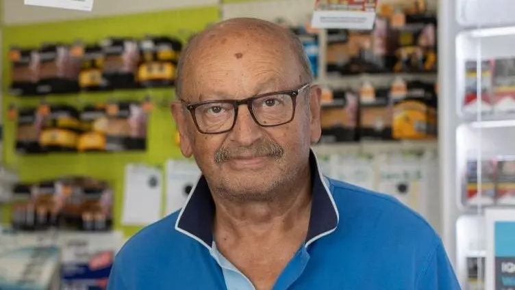 Gianni Rosina nella sua tabaccheria