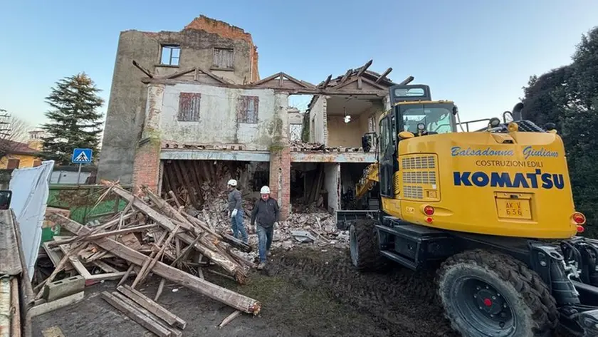 Il cantiere per il recupero del vecchio mulino di Peraga, gli operai sono già al lavoro