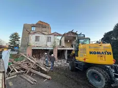 Il cantiere per il recupero del vecchio mulino di Peraga, gli operai sono già al lavoro