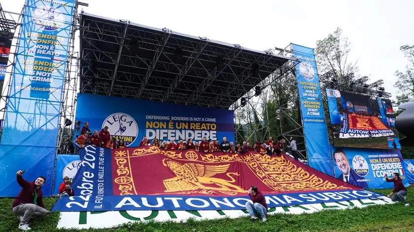 Autonomia differenziata protagonista di un maxi striscione esposto al tradizionale raduno leghista di Pontida