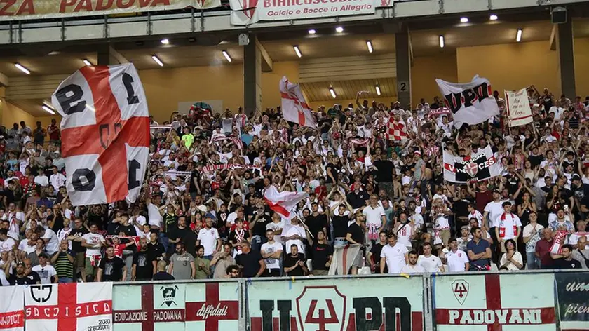 Tifosi allo stadio Euganeo (foto Piran)