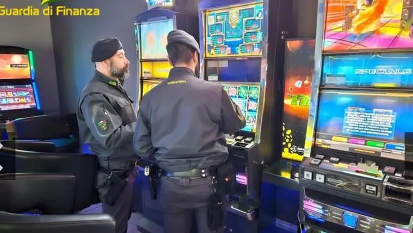 I controlli dei finanzieri nelle sale slot