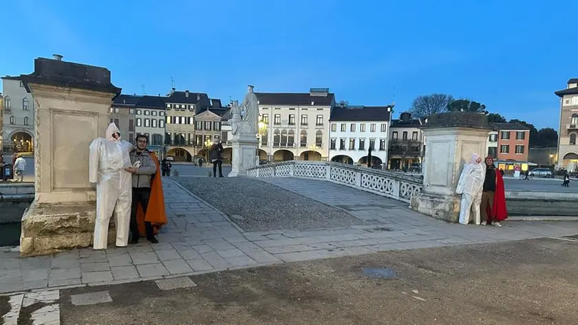 I goliardi con i due fantocci in Prato della Valle