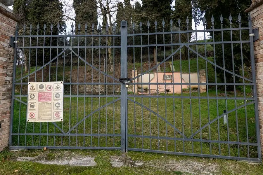 A Cinto Euganeo ecco le condizioni di villa Rodella, dove per anni ha vissuto l'allora presidente del Veneto Giancarlo Galan. Del lusso e degli sfarzi di quel periodo, nemmeno più l'ombra. Regnano incuria, muffe, il giardino incolto. La dimora ora è all'asta, due le onlus che se la stanno contendendo.