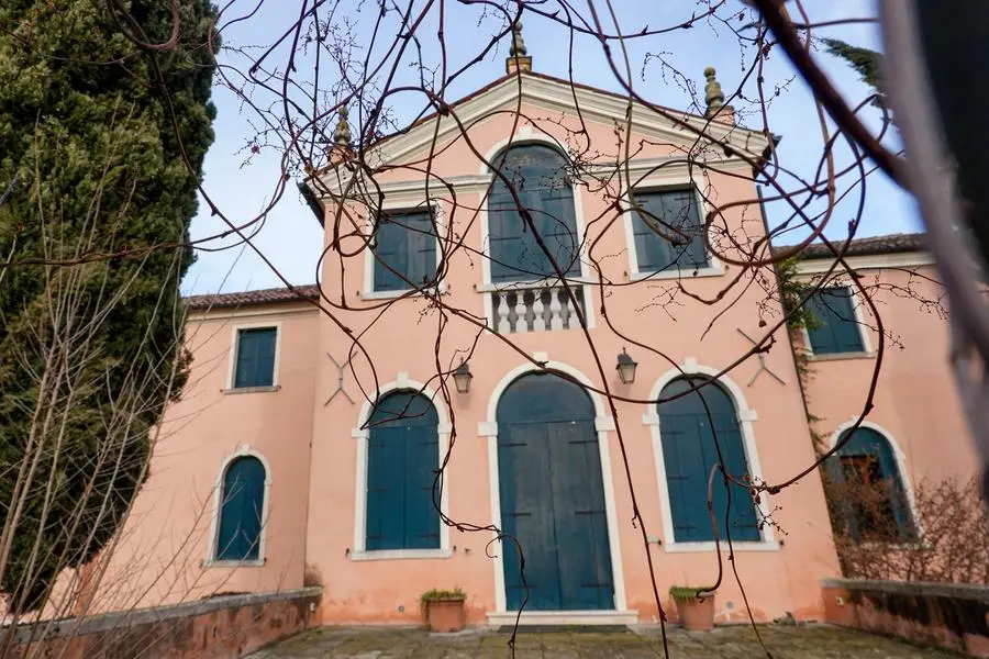 A Cinto Euganeo ecco le condizioni di villa Rodella, dove per anni ha vissuto l'allora presidente del Veneto Giancarlo Galan. Del lusso e degli sfarzi di quel periodo, nemmeno più l'ombra. Regnano incuria, muffe, il giardino incolto. La dimora ora è all'asta, due le onlus che se la stanno contendendo.