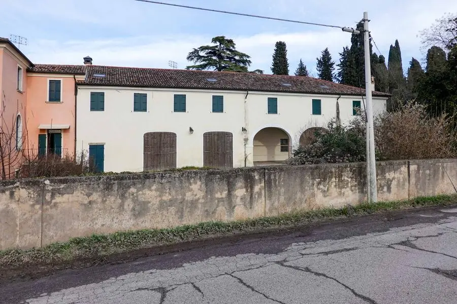 A Cinto Euganeo ecco le condizioni di villa Rodella, dove per anni ha vissuto l'allora presidente del Veneto Giancarlo Galan. Del lusso e degli sfarzi di quel periodo, nemmeno più l'ombra. Regnano incuria, muffe, il giardino incolto. La dimora ora è all'asta, due le onlus che se la stanno contendendo.