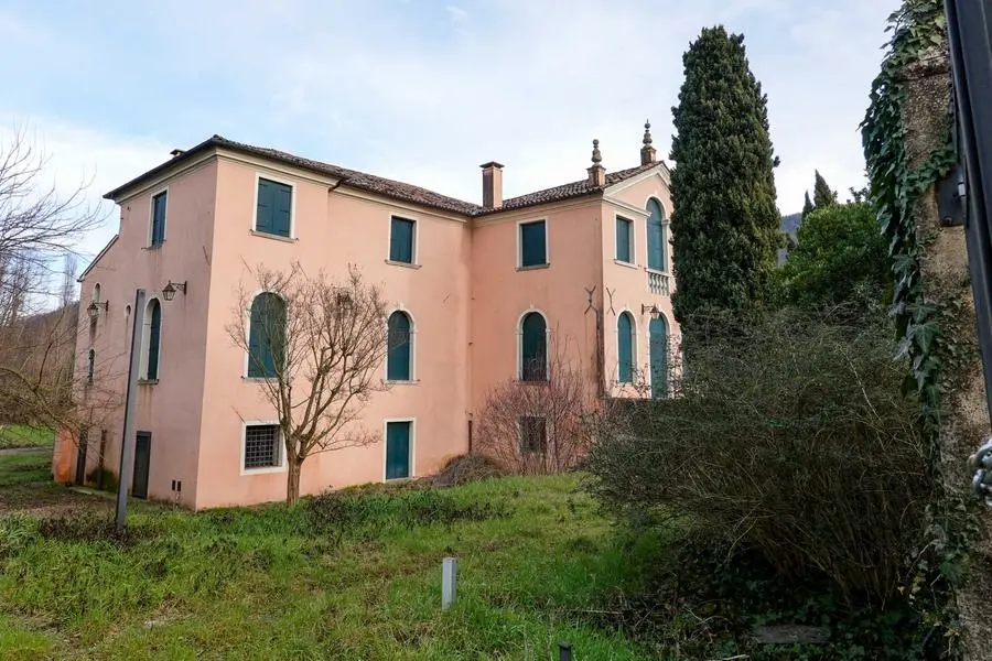 A Cinto Euganeo ecco le condizioni di villa Rodella, dove per anni ha vissuto l'allora presidente del Veneto Giancarlo Galan. Del lusso e degli sfarzi di quel periodo, nemmeno più l'ombra. Regnano incuria, muffe, il giardino incolto. La dimora ora è all'asta, due le onlus che se la stanno contendendo.