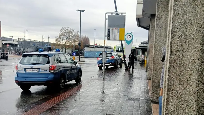 Il presidio delle forze dell'ordine sul piazzale della stazione di Padova