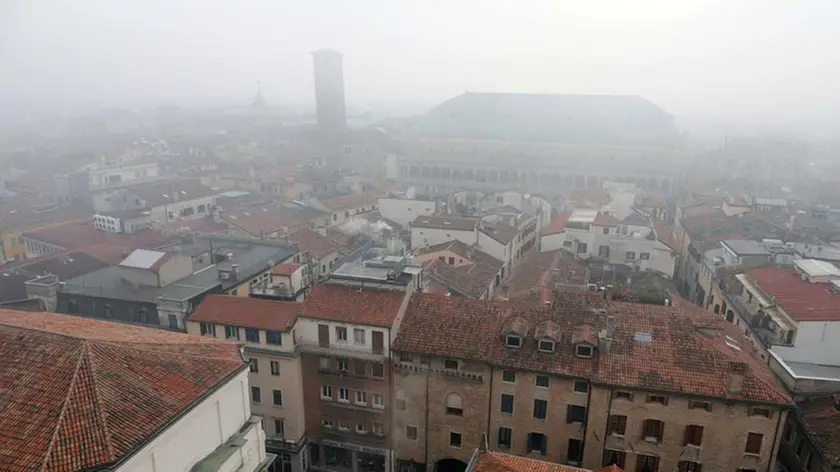 Una veduta dall’alto del centro storico avvolto da una cappa di smog (foto Bianchi)