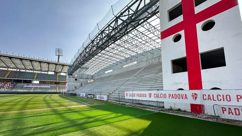 La curva sud dello stadio Euganeo è incompleta: i lavori potrebbero ritardare ancora