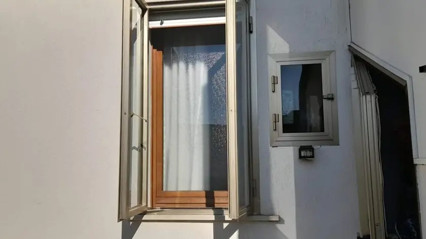 La finestra trovata aperta in un’abitazione svaligiata a Carpane